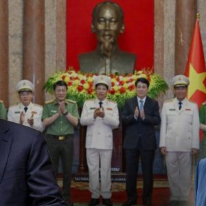 L. Cường có chấp nhận “buông súng” khi liên tiếp phong tướng cho phe CA?