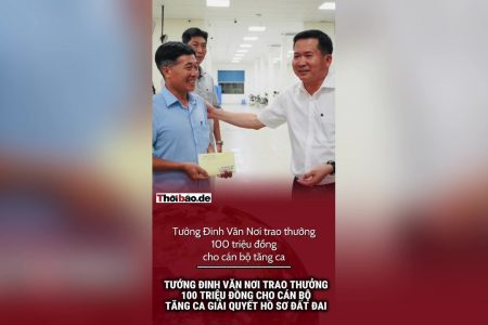 El general Đinh Văn Nơi entrega una recompensa de 100 millones de dong a los funcionarios que hacen horas extras para tramitar expedientes de propiedad de la tierra